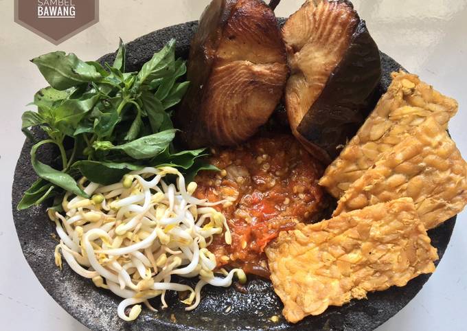 Bagaimana cara buat Penyet Iwak Pe Sambel Bawang sajian Lebaran  spesial