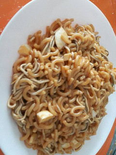 Una foto de Fideua con gulas