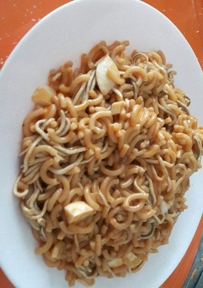 Una foto de Fideua con gulas