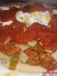 Una foto de Macarrones integrales con carne picada, tomate y huevo duro