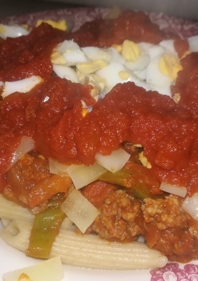 Una foto de Macarrones integrales con carne picada, tomate y huevo duro
