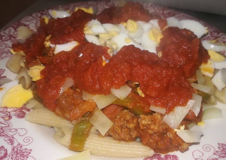 Macarrones integrales con carne picada, tomate y huevo duro