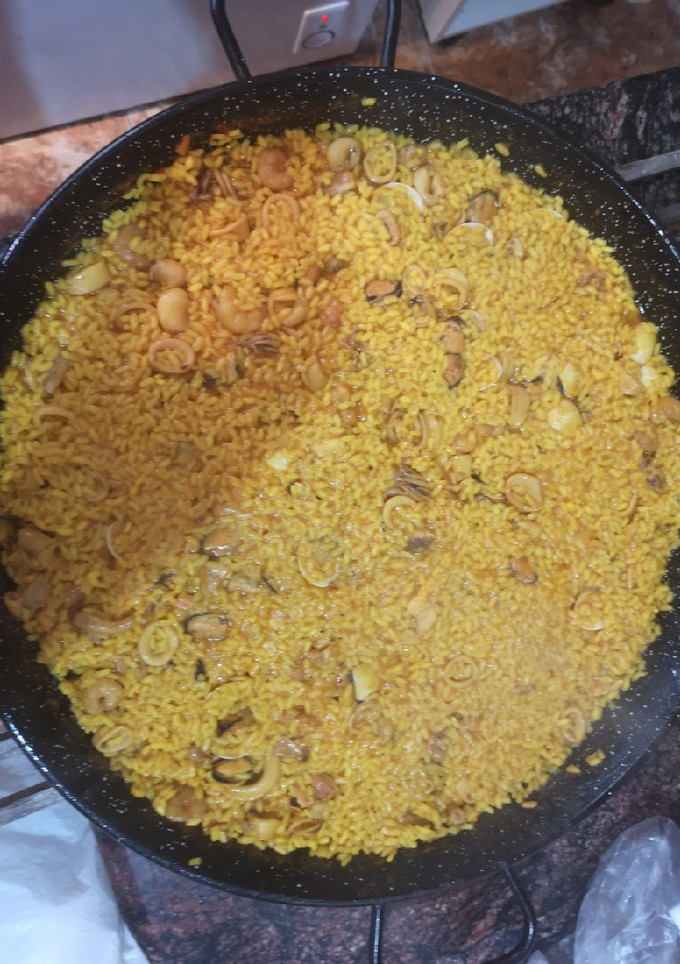 Una foto de Paella de marisco
