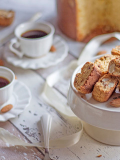 Foto di Cantucci con Pandoro, Panettone o Colomba