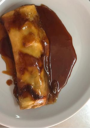 Una foto de Panqueques con salsa de caramelo
