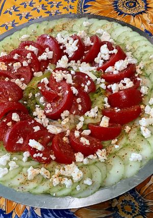 Une photo de Salade de poireaux, tomates et concombre à la feta