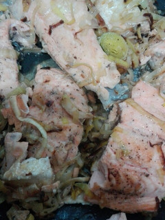 Una foto de Salmón con puerros