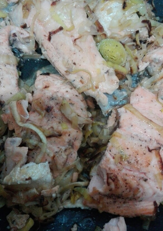 Una foto de Salmón con puerros