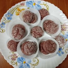 A picture of Red velvet crinkle cookies 🫓☃️.