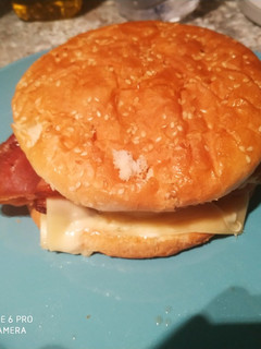 Una foto de Hamburguesa doble con jamón serrano, queso y beicon