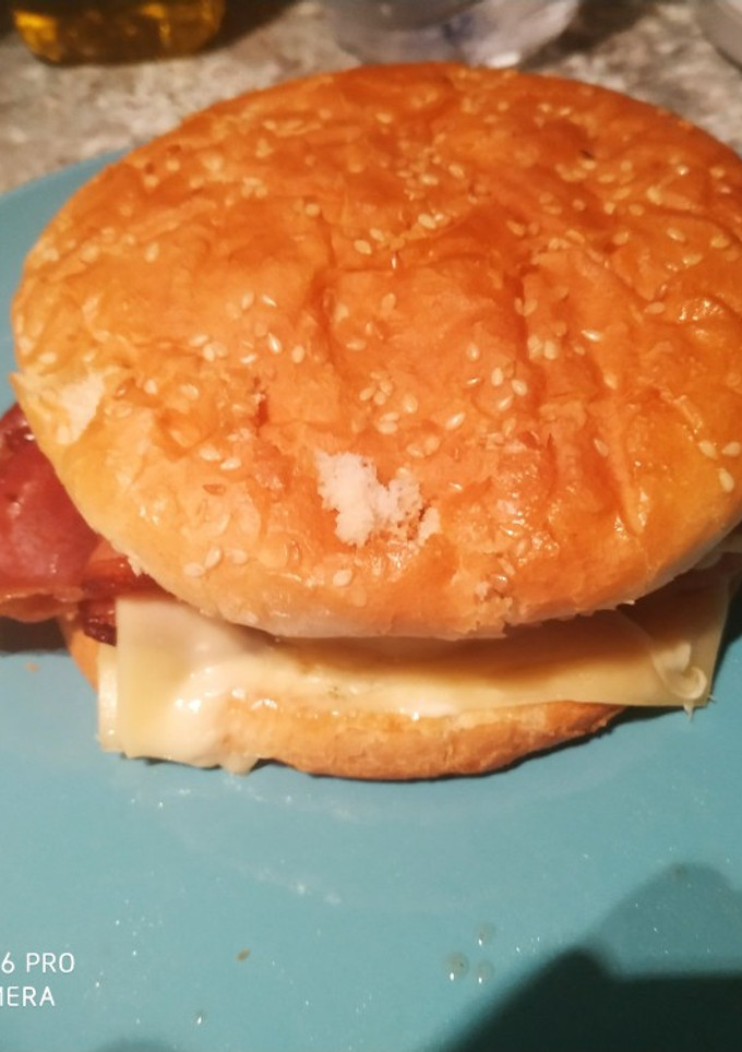 Una foto de Hamburguesa doble con jamón serrano, queso y beicon