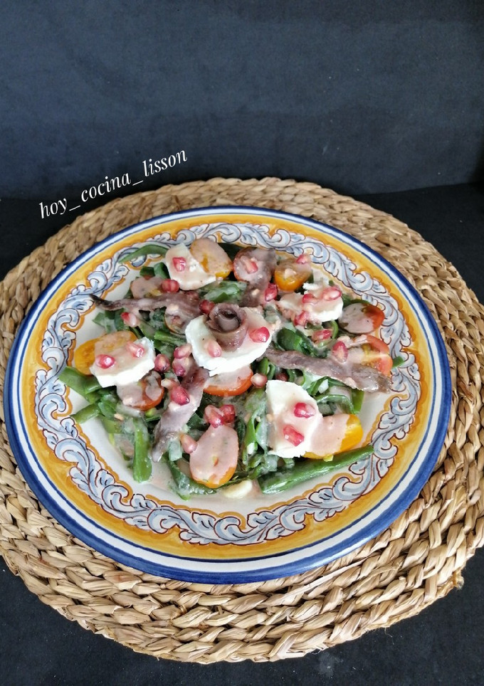 Una foto de Ensalada de judías verdes con anchoas y vinagreta de granada