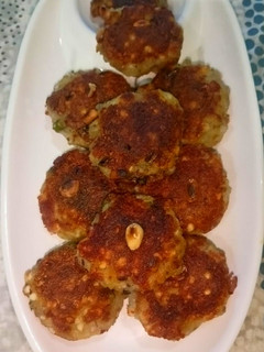 आलू साबूदाना बड़ा (Aloo Sabudana Vada recipe in hindi) रेसिपी मुख्य फोटो