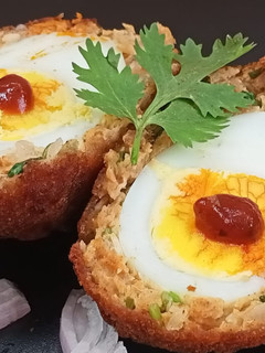 கோழி கறி முட்டை கோலா (scotch egg) செய்முறை முக்கிய புகைப்படம்