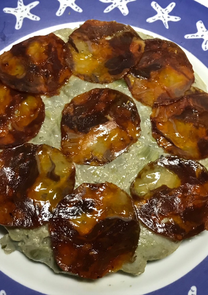 Una foto de Tortilla de habas y ajos tiernos con chorizo ibérico