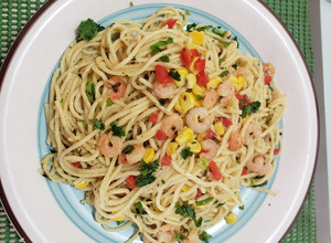 Una foto de Tallarines con camarones🍝🍤🍝🍤..