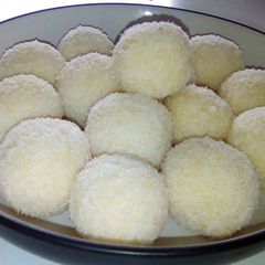 A picture of Coconut Ladoos / Balls.