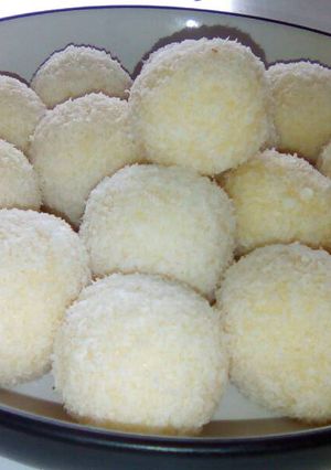 A picture of Coconut Ladoos / Balls.