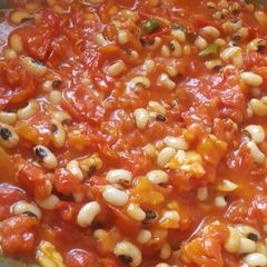 A picture of Tomato with lobia.