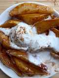 Pera caramelizada com gelado