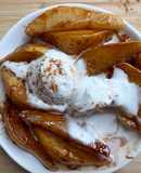 Pera caramelizada com gelado