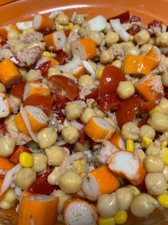 Una foto de Ensalada de garbanzos veraniega