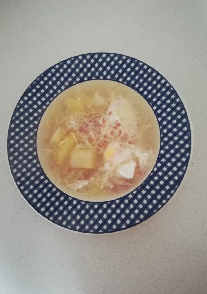 Una foto de Sopa de fideos con huevos escalfados