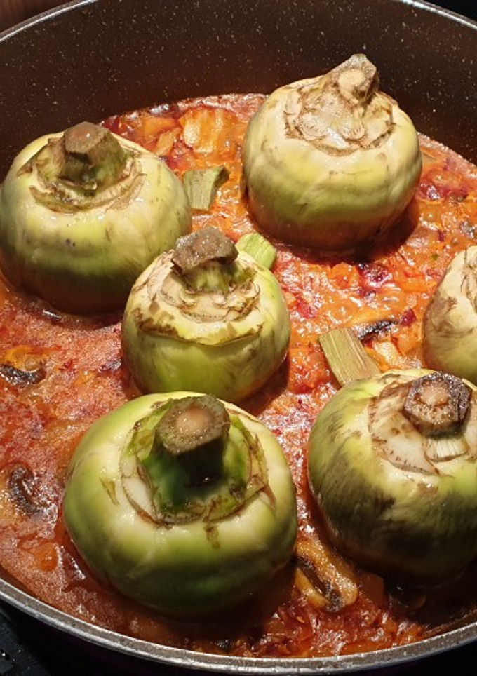 Una foto de Alcachofas con virutas de jamón y champiñón