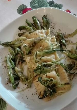 Foto di Ravioloni di crescenza e mortadella con puntarelle alla romana