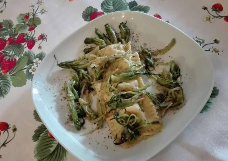 Ravioloni di crescenza e mortadella con puntarelle alla romana