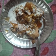 A picture of Dahi bhalle.