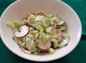 Una foto de Ensalada cremosa de rábano, pepino y apio