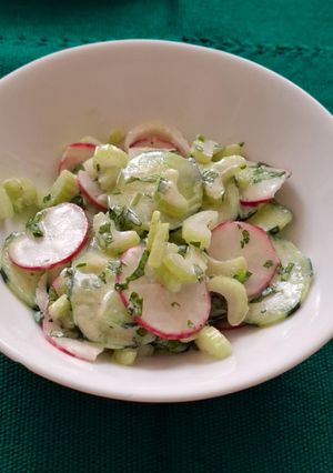 Una foto de Ensalada cremosa de rábano, pepino y apio