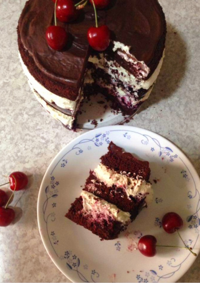 બ્લેક ફોરેસ્ટ ચોકલેટ કેક (Black Forest Chocolate Cake Recipe In Gujarati) રેસીપી મુખ્ય ફોટો