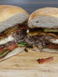 Una foto de Hamburguesa rellena de queso