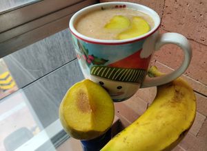 Una foto de Licuado de frutas y leche de arroz🥛🍌🍊🫒