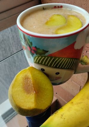 Una foto de Licuado de frutas y leche de arroz🥛🍌🍊🫒