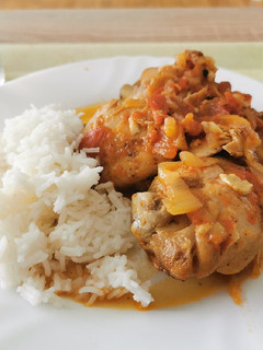 Una foto de Pollo guisado en salsa light con arroz al coco