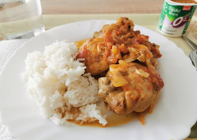 Pollo guisado en salsa light con arroz al coco Receta de Lorena Wiwo  Cheche- Cookpad
