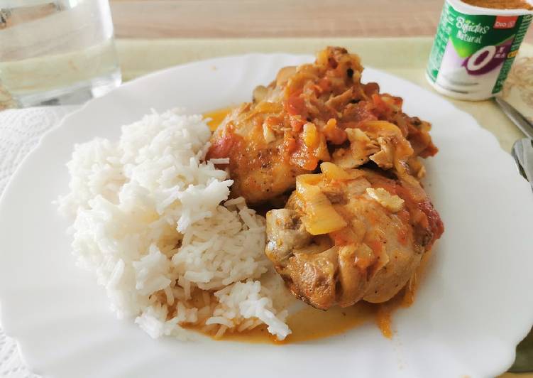 Pollo guisado en salsa light con arroz al coco