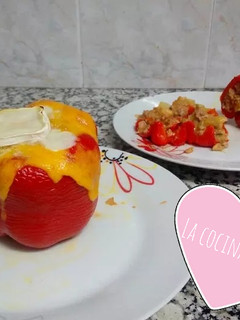Una foto de Pimientos rellenos de carne y verduras con 3 quesos