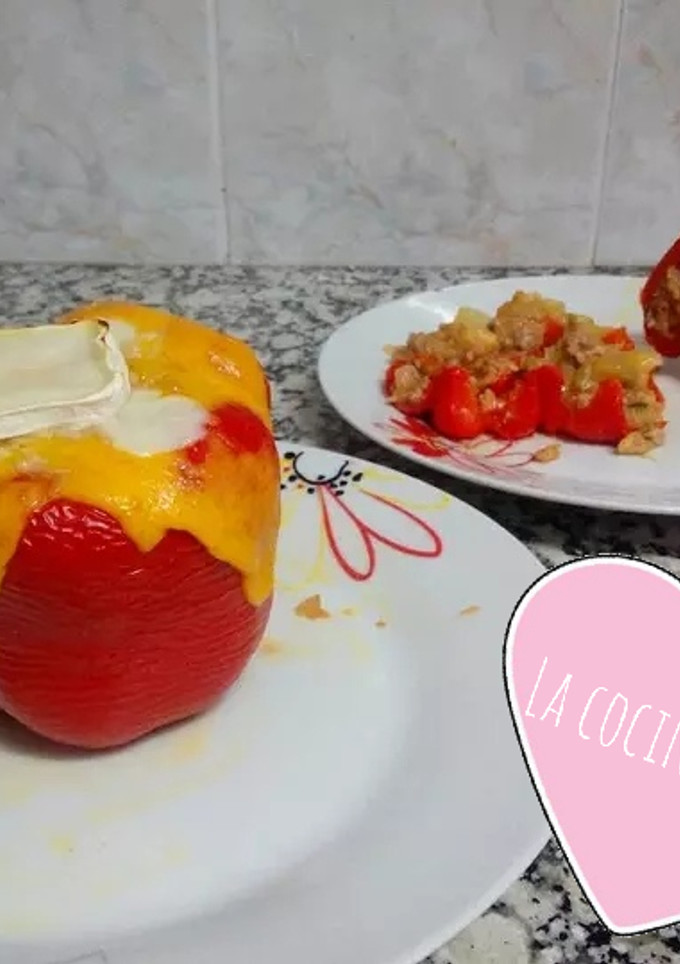 Una foto de Pimientos rellenos de carne y verduras con 3 quesos