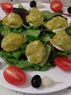 Una foto de Huevos rellenos de aguacate, caqui y pera
