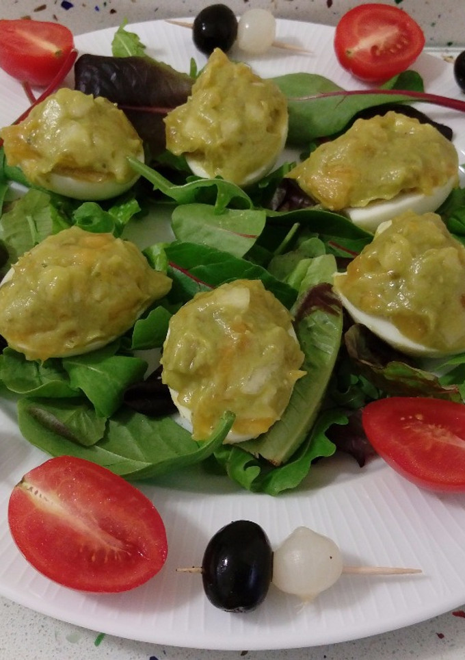 Una foto de Huevos rellenos de aguacate, caqui y pera