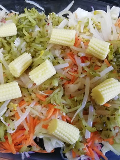 Una foto de Ensalada rallada con mini maíz