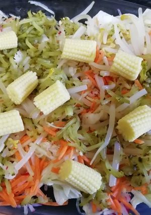 Una foto de Ensalada rallada con mini maíz