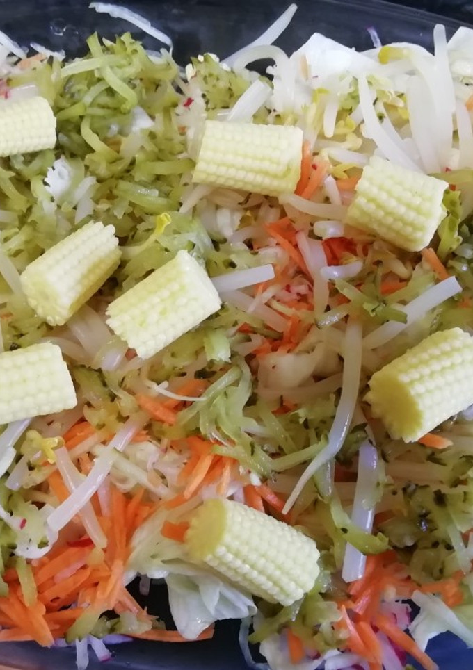 Una foto de Ensalada rallada con mini maíz