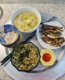 Cơm nhà: cá bạc má rán, canh cải thảo, chuối xéo