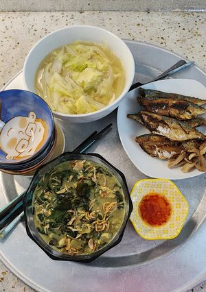 Hình của món Cơm nhà: cá bạc má rán, canh cải thảo, chuối xéo.