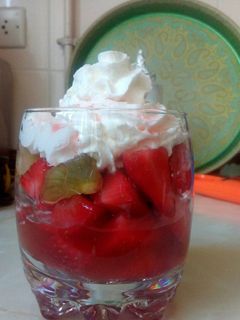 Una foto de Fresa con kiwi y nata